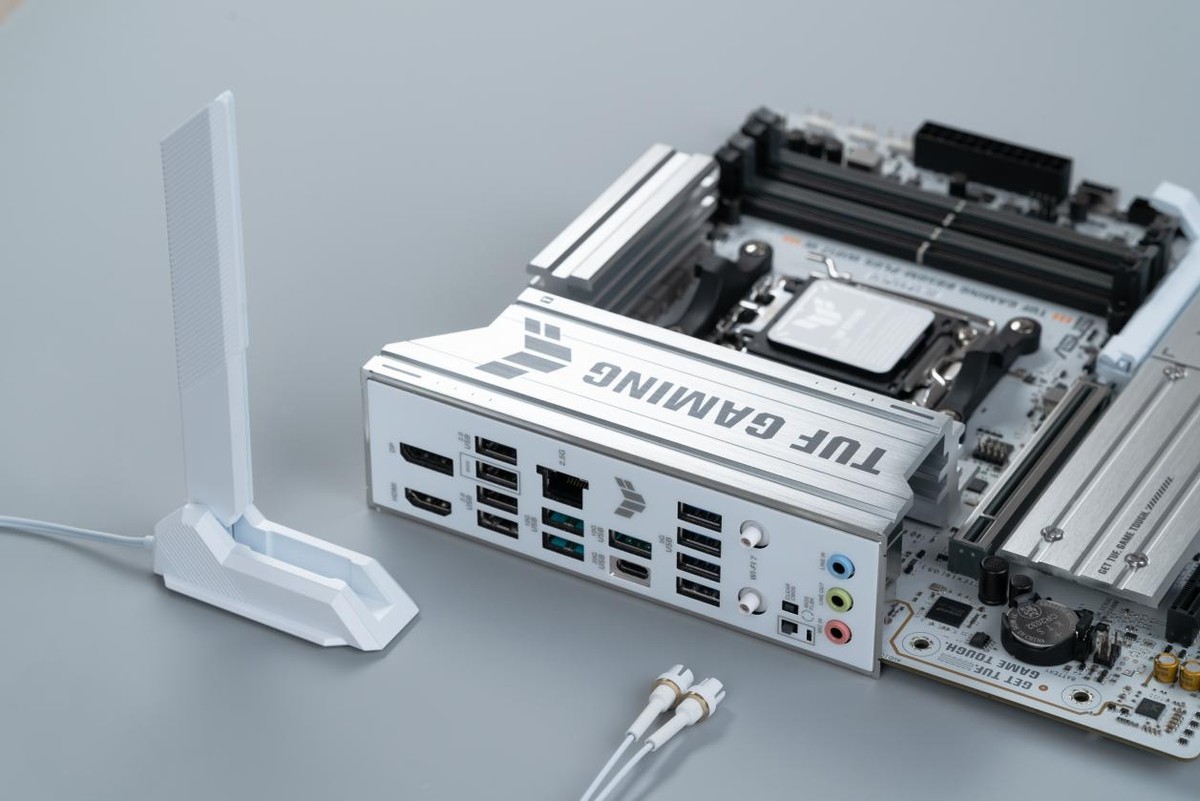 這塊主板顏值性能都能打，AMD銳龍和重炮手聯手組“雪地裝甲”