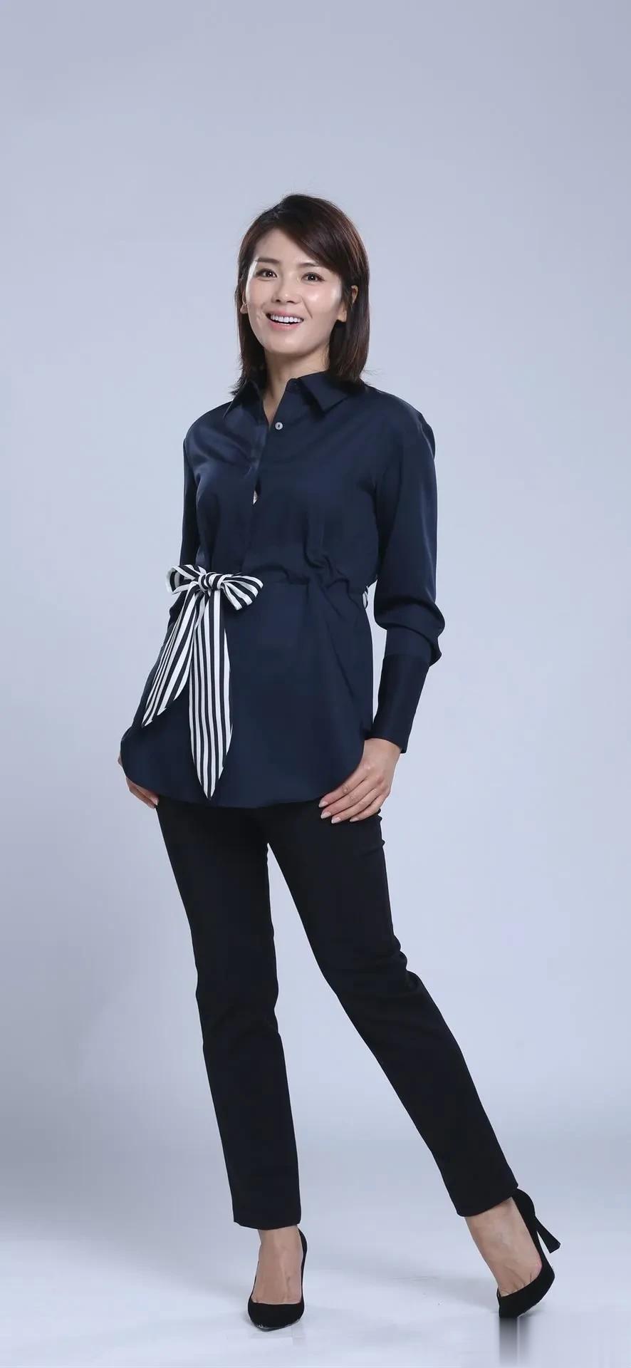 明星高清写真｜刘涛，藏青衬衫+条纹腰封，美到犯规，一眼沦陷