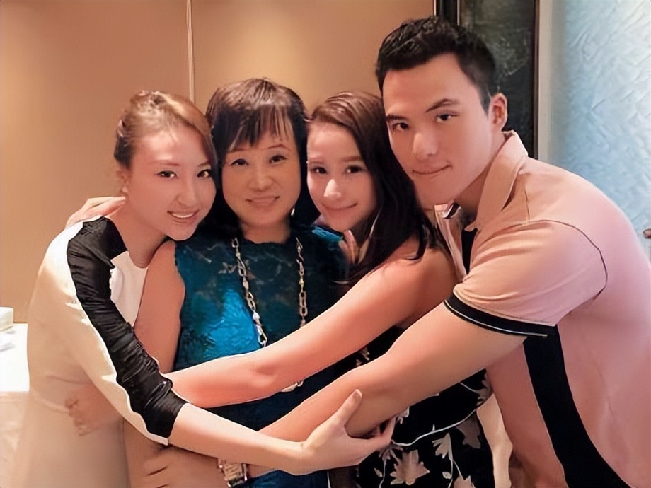 曝赌王儿子将再迎娶内地媳妇,照片曝光不输奚梦瑶,已获何家认可