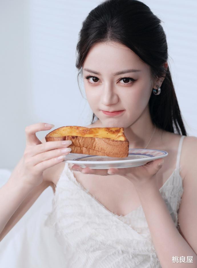 迪丽热巴居家大片：藏在松弛感里的 “元气哲学”