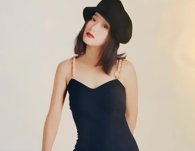 内地“刘銮雄”，年轻时30亿身家围猎女星，如今成老赖泪洒直播间