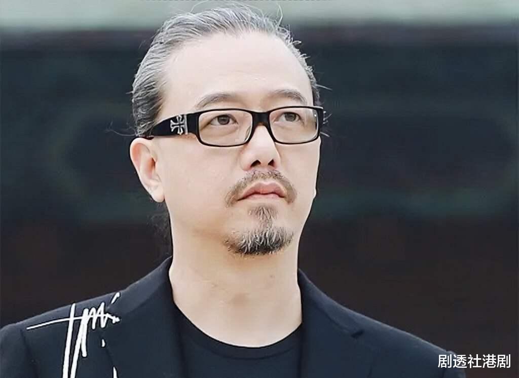 香港知名男星满头白发不修边幅,看上去老了十岁,网友直呼不敢认