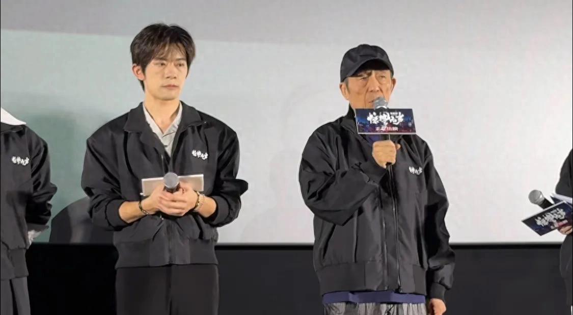 44岁陈婷陪张艺谋跑路演,她气质出众,张艺谋老了,她还很俏!