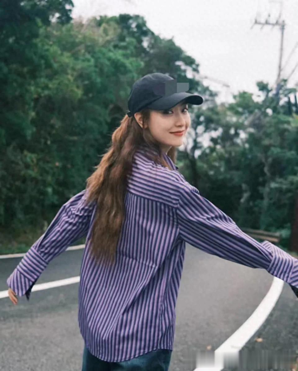 白冰恢复单身后大回春！穿紫色条纹衫+阔腿裤+棒球帽，减龄又时髦