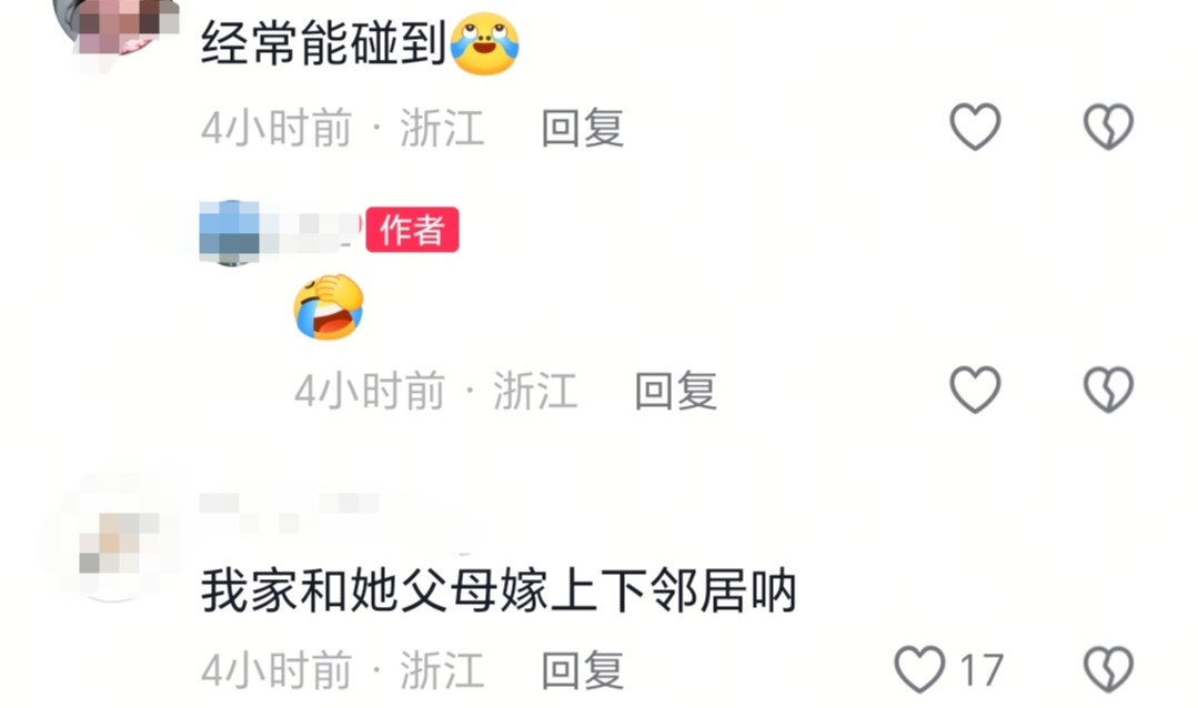 林允爸爸妈妈喝喜酒被偶遇,看起来很朴实,带着一个可爱的小女孩