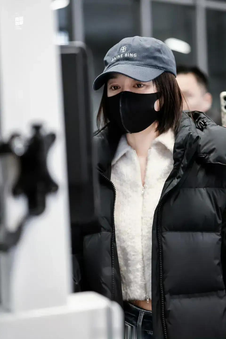 秦岚春晚彩排！身着“厚实羽绒服” 路人：裹再厚也难掩姐姐的美貌