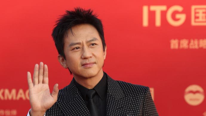 金鸡这一夜，素颜一脸褶子的邓超，秒了内娱一堆涂脂抹粉的小鲜肉