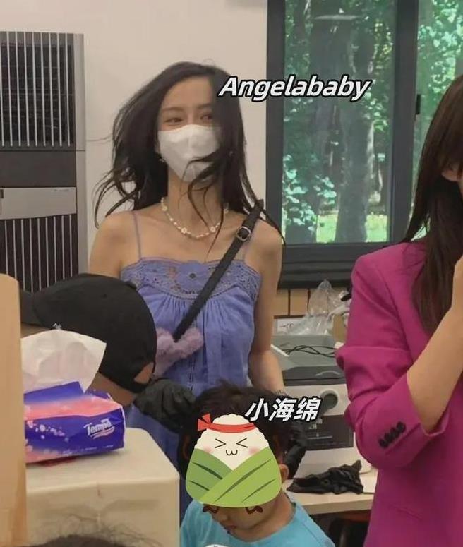 52岁董卿现身了，参加儿子学校义卖会，穿白色外套状态极好