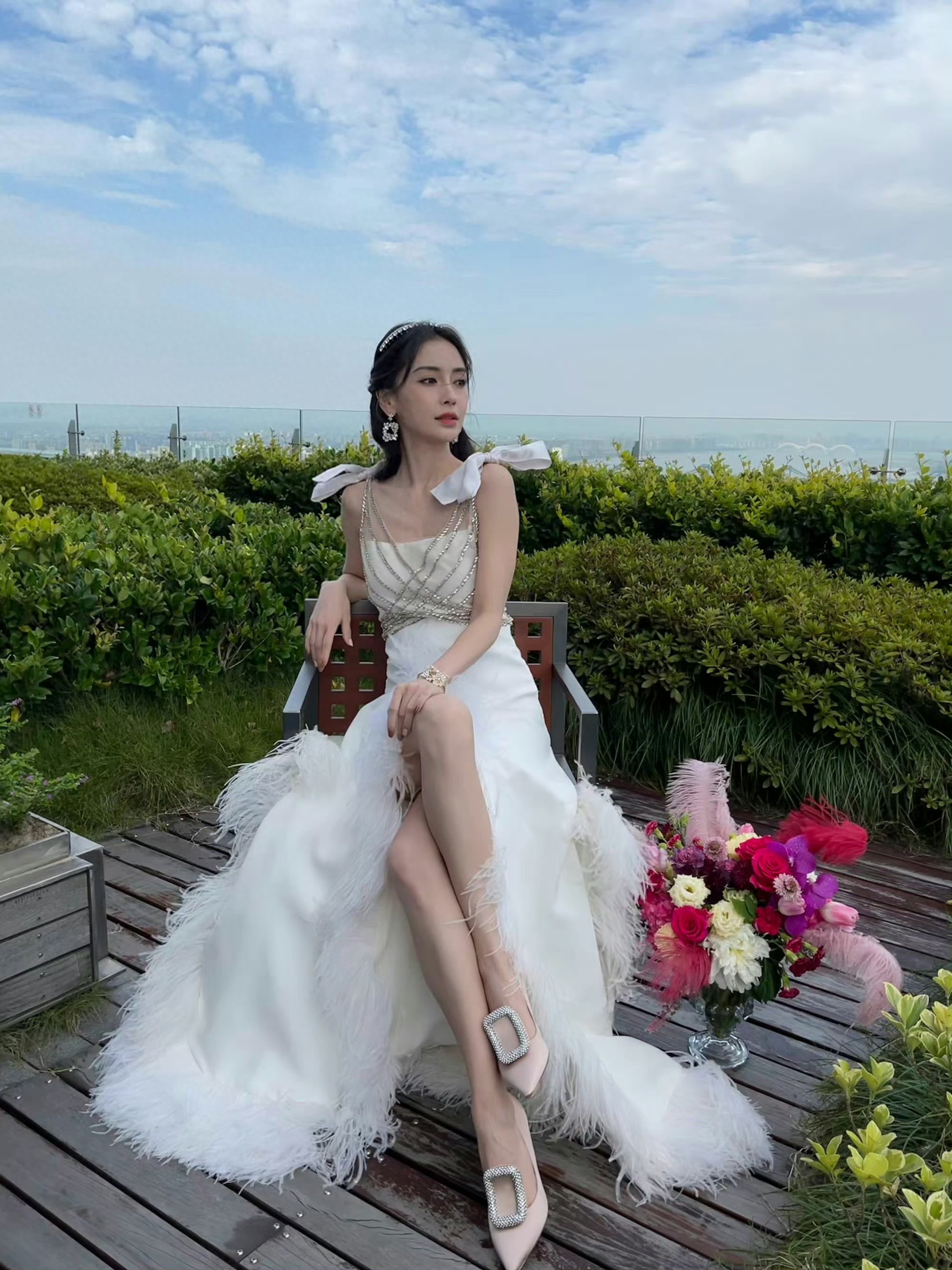 angelababy这一身白裙穿搭，好有纯美气息。