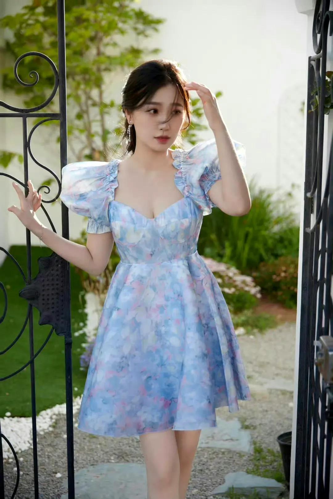 虞书欣,穿上花裙子,皮肤白嫩像豆腐