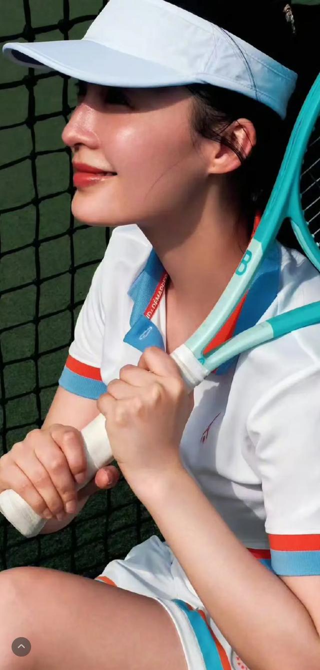 李沁网球健身照