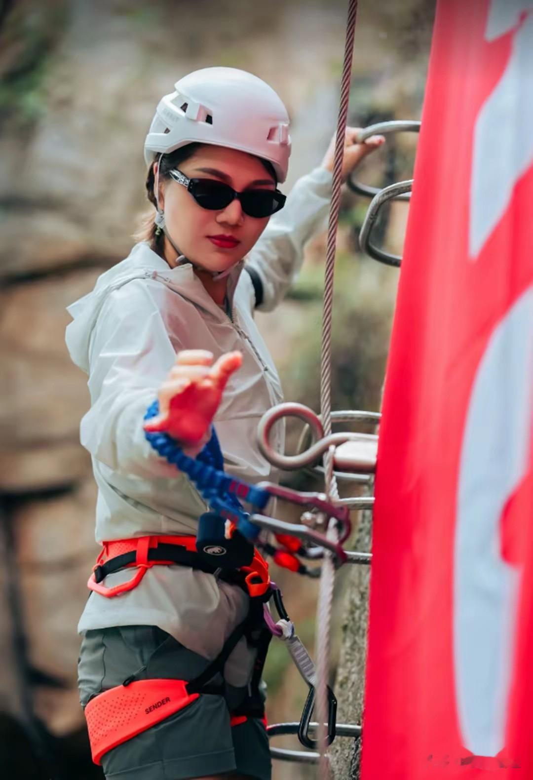 杨天真纽约被偶遇，脖子前倾、双下巴明显，和自拍差距也太大了吧