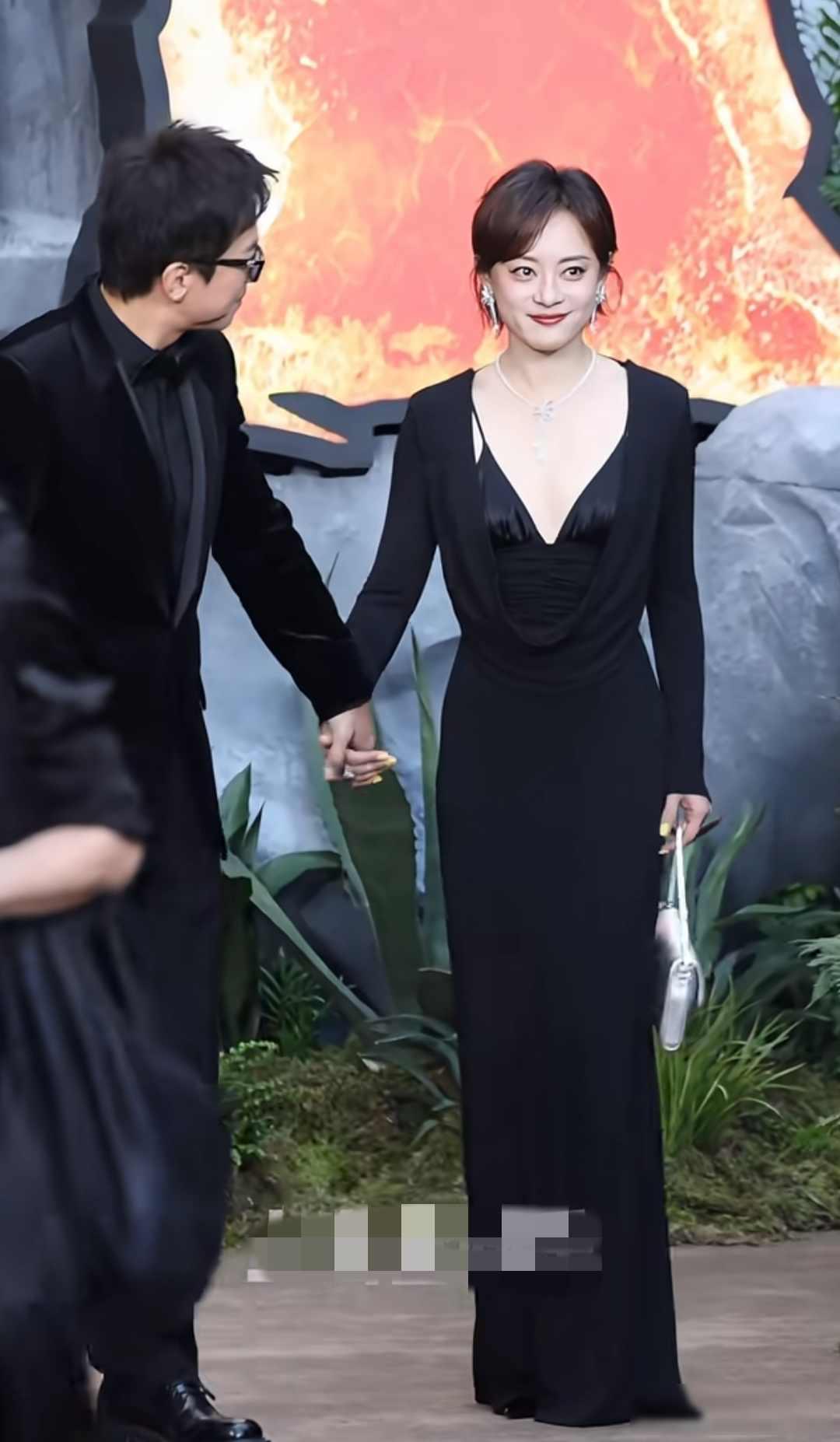 邓超夫妇合体走红毯，46岁脸垮变老很多，孙俪肤白让他都把持不住