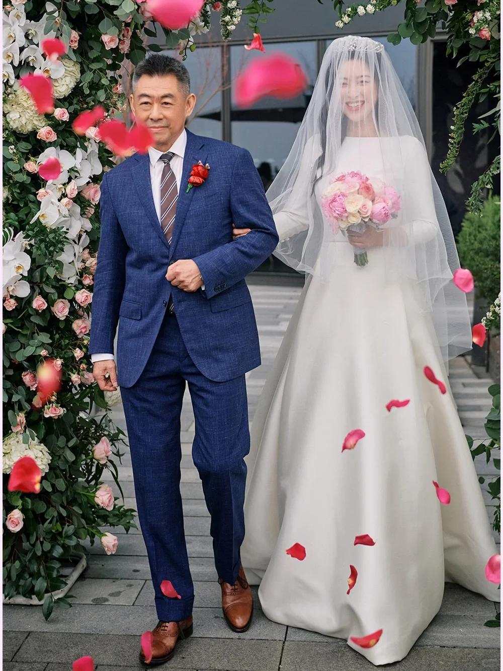 恭喜朱珠搬离老破小!和老公在豪宅做牛排请客,家里穿短袖超暖和