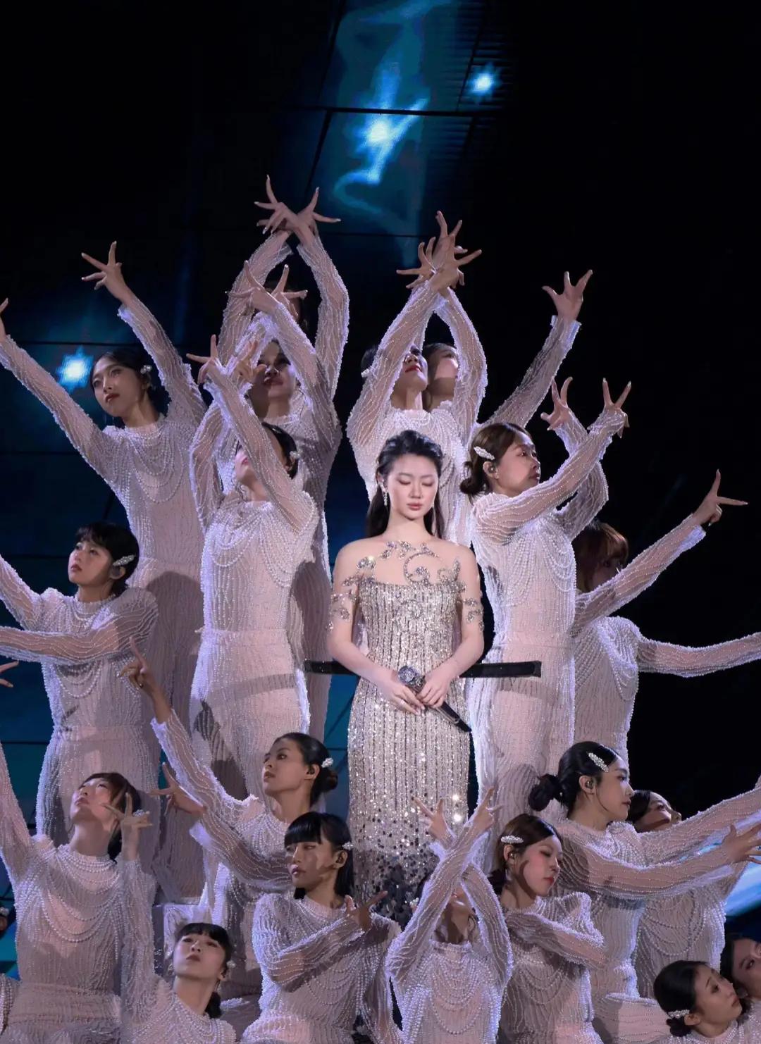 单依纯亮相鸿蒙星光盛典 修身银裙搭温柔发型 气质与美貌双在线