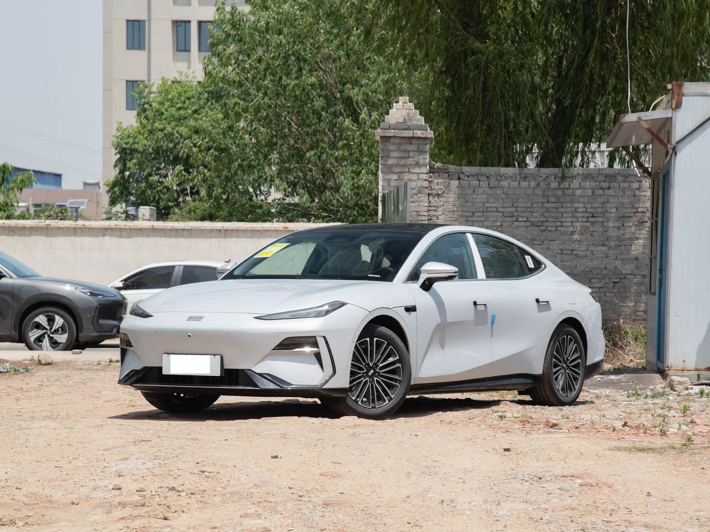 纯电中大型车不足15万起，配45英寸8K大屏+双电机四驱，续航700Km