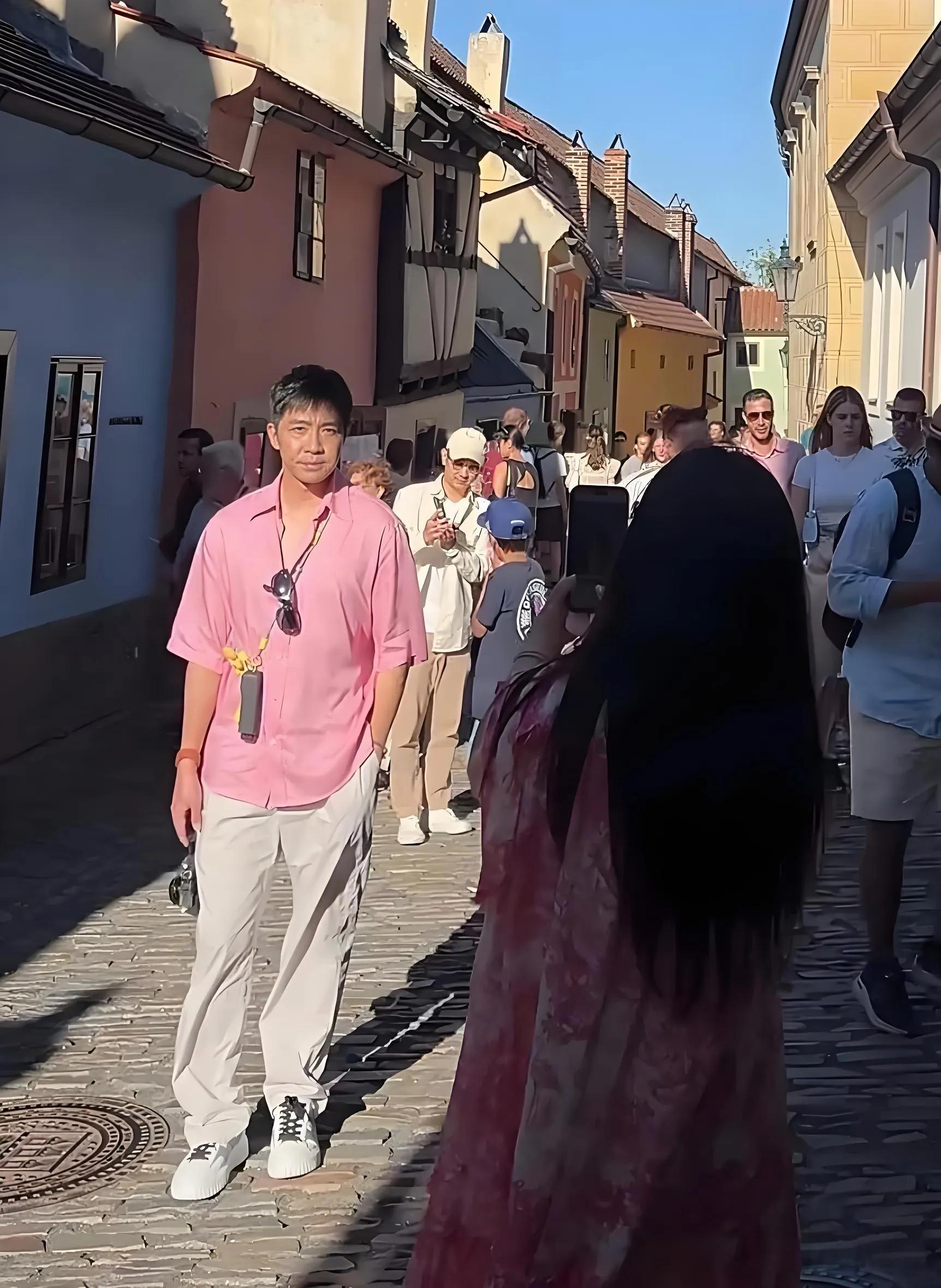 王晓晨夫妇捷克旅行曝光！俞灏明短袖亮伤疤，女方疑似怀孕引热议