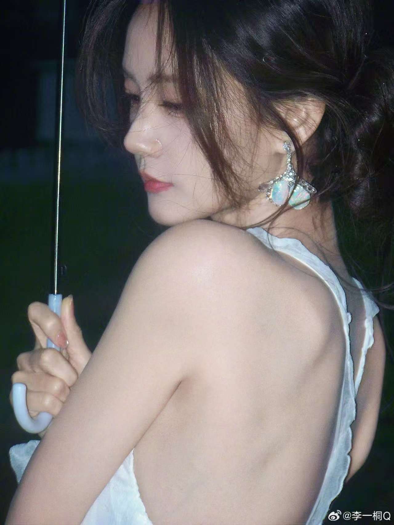 【雨珠滑落,演绎一场静谧的浪漫】——李一桐