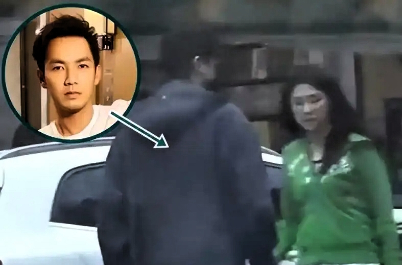 52岁钟汉良近照曝光，摆摊卖菜白发藏不住，状态引唏嘘