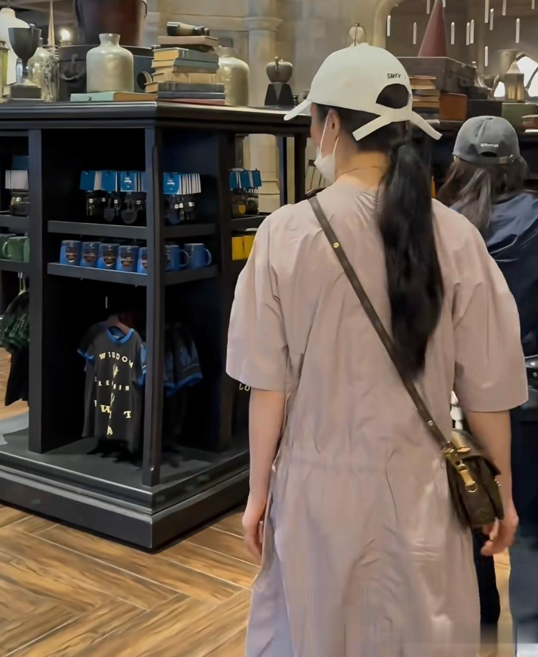 蒋勤勤一家出游,身上背2万LV包,陈建斌用小车推着7岁儿子乐开花