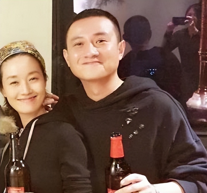 马伊琍山西拍戏被偶遇！皮松肉垮脸颊发腮，一头羊毛卷土到认不出