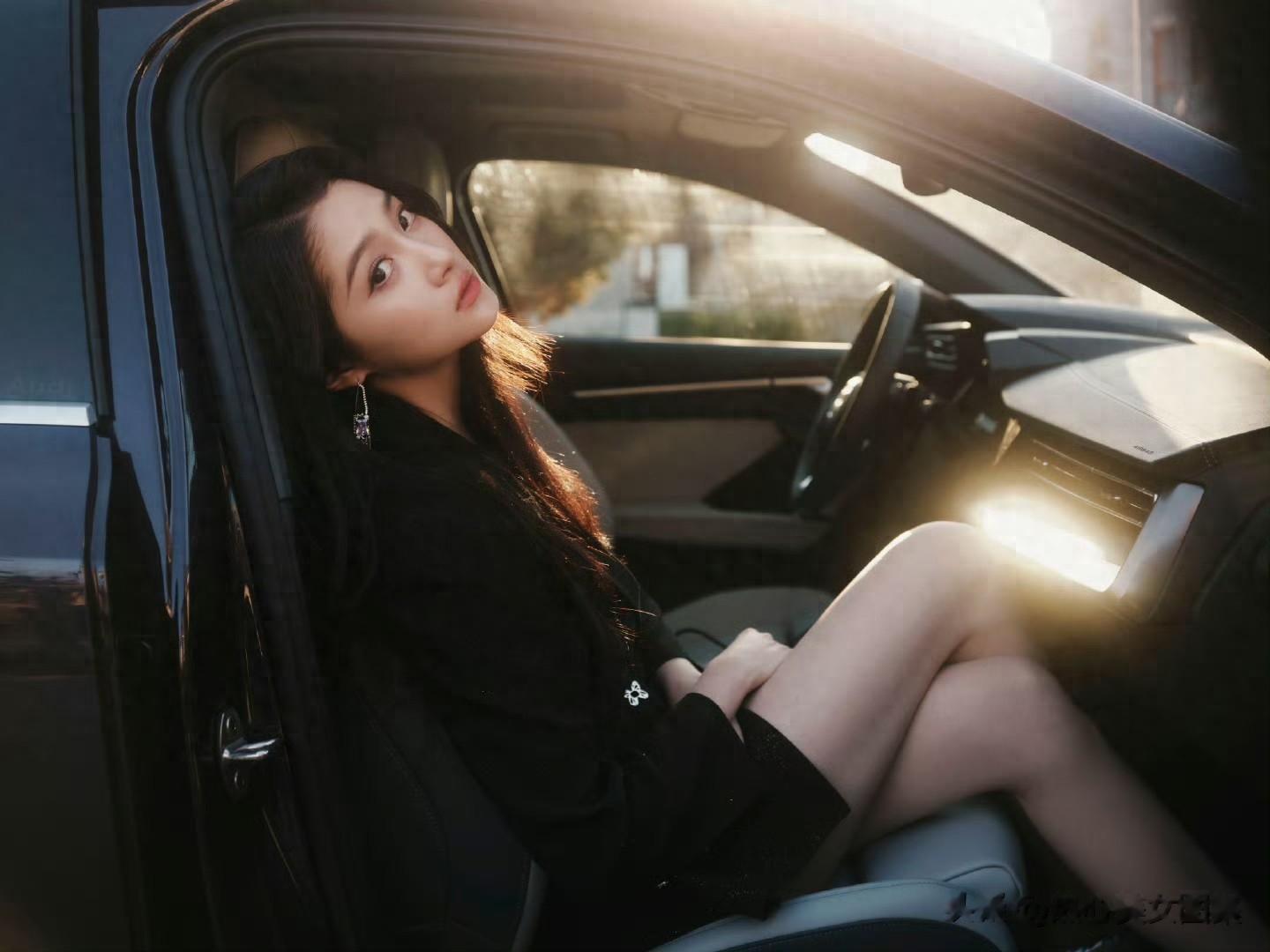 关晓彤穿搭大片：优雅掠影，率性风姿