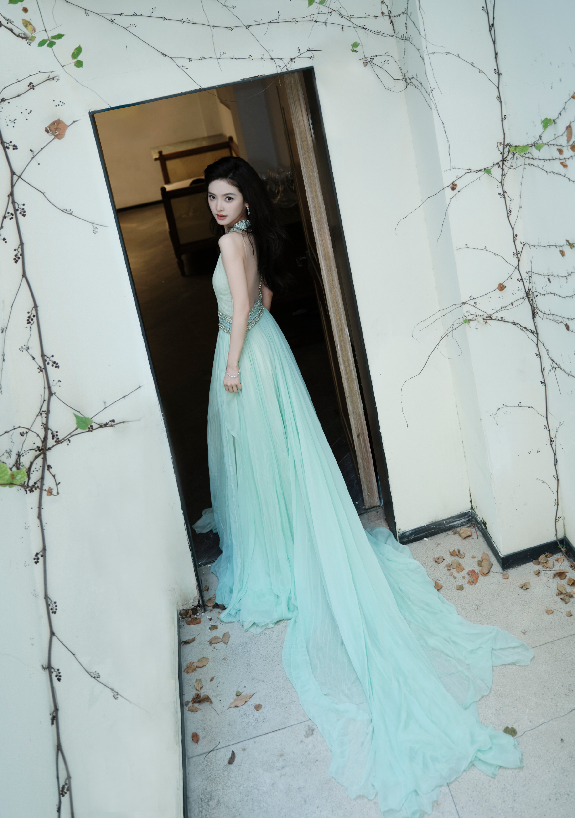 章若楠浅绿深V礼裙