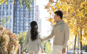 出轨前妻重新追求我，我扔掉她的礼物揽住青梅：她比你好一万倍