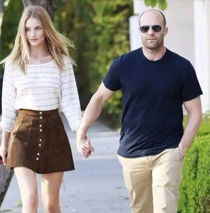 57岁杰森·斯坦森:与小20岁超模女友恋爱15年生俩娃,迟迟不结婚