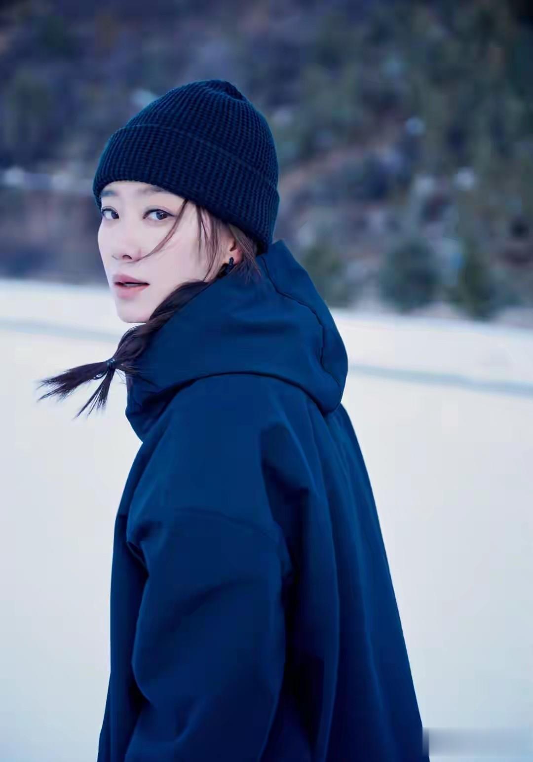 张小斐40岁生日照曝光，温柔和气场两手抓，雪地大片美到犯规