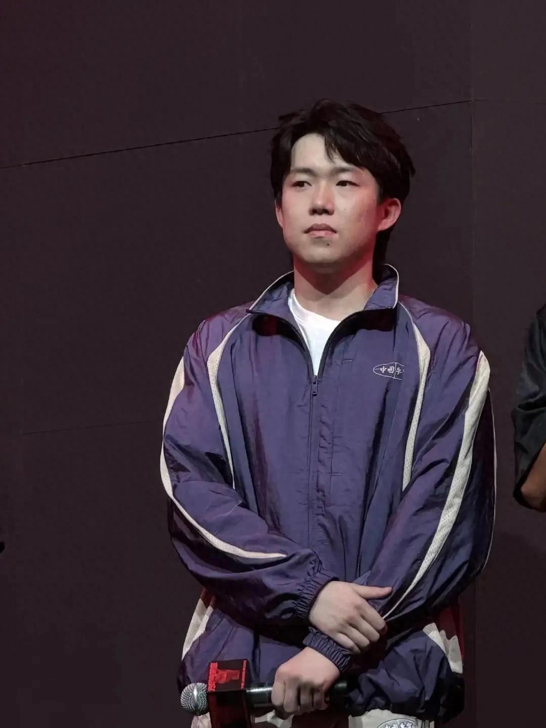 王楚钦现身李宁上海活动，休闲潮流风，帅气溢出屏幕