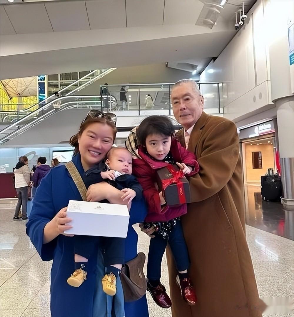 看了86岁刘诗昆携娇妻、幼子戏水的画面，才明白87岁范曾输到哪了