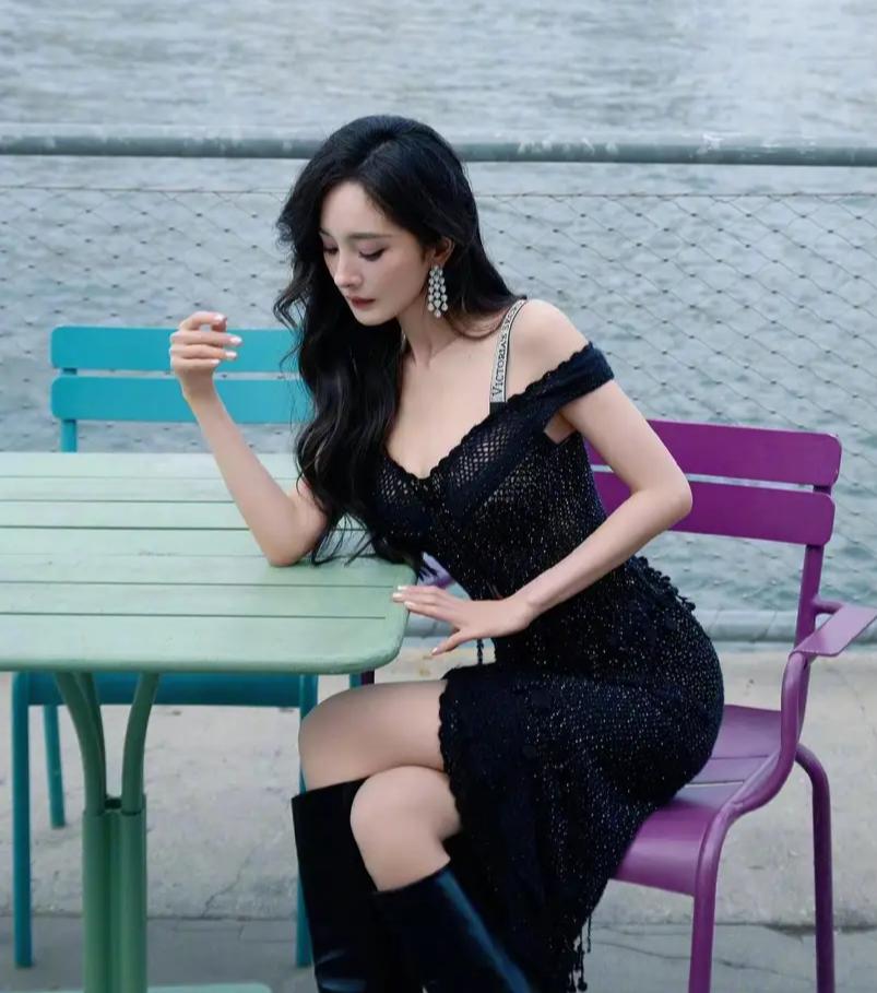 杨幂现身2025维密大秀 黑色裙装搭皮靴 又飒又美