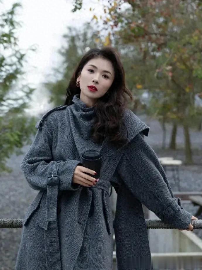 刘涛的气质真是出挑！穿灰色大衣+棕色中筒靴，时髦又高级！