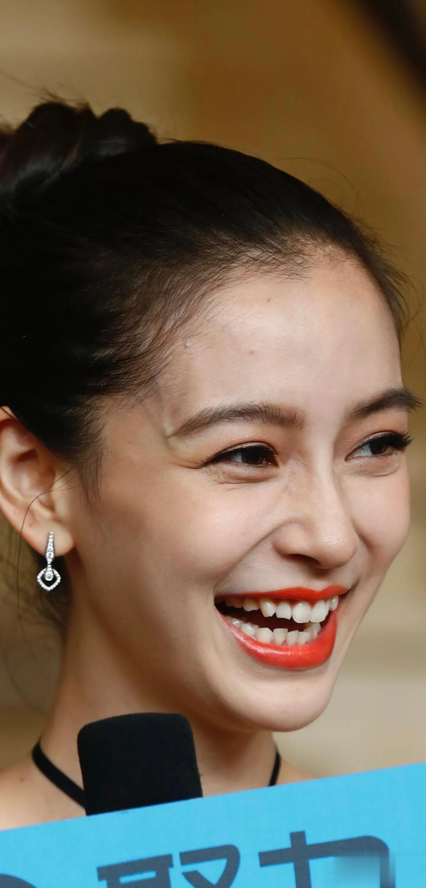 Angelababy现身活动，眼神疲惫，面部填充痕迹明显！还是老了