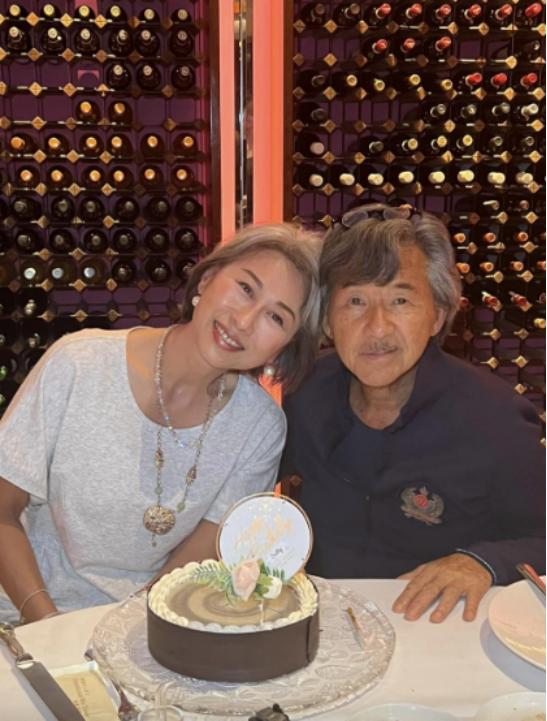 香港著名男星颈部现斑点，进食时眼神涣散，粉丝担心演唱会强度