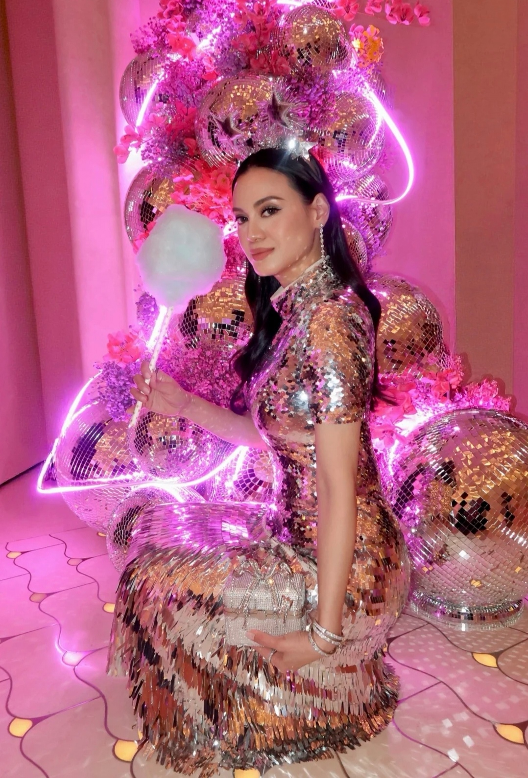 林恬儿出席徐子淇跨年派对，亲吻老公林正德脸颊，母女打扮闪亮