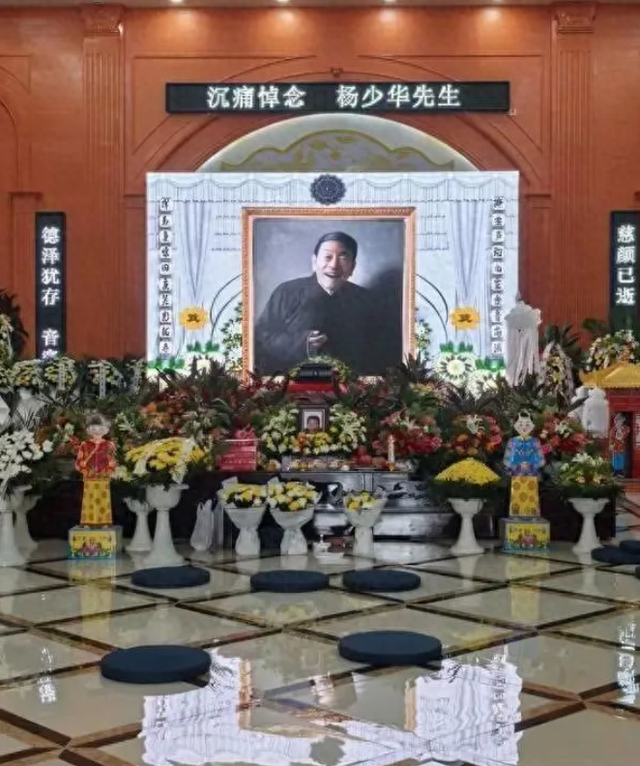 杨少华出殡场面壮观!百余辆劳斯莱斯宾利开道,杨议磕头神色哀伤