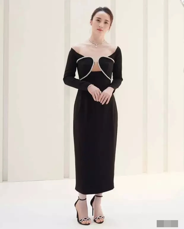 蒋勤勤一点不保守,穿绿裙领子低到肚脐眼,还好气质撑住了