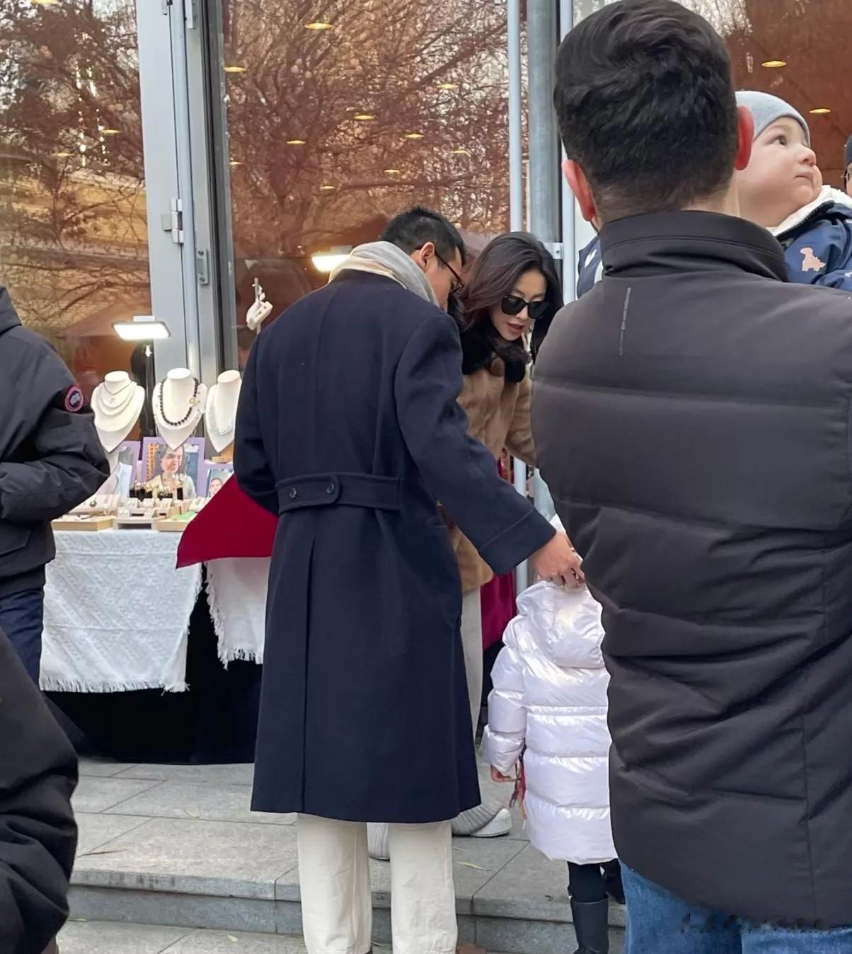 41岁朱珠全家亮相德国使馆集市,老公绅士穿搭,一家三口接地气