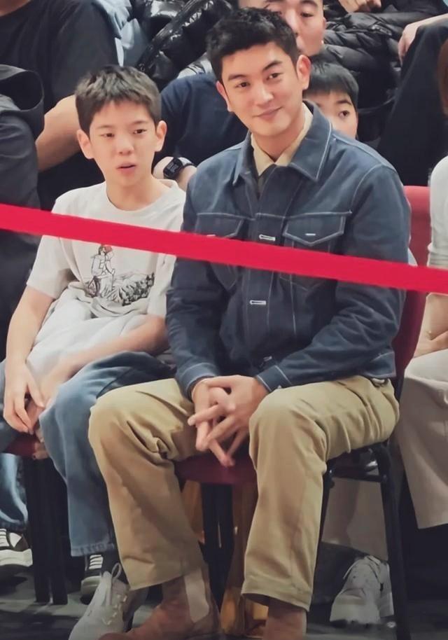 基因太强大!杜江带娃看球,12岁嗯哼近1米7,鼓腮帮表情成焦点!