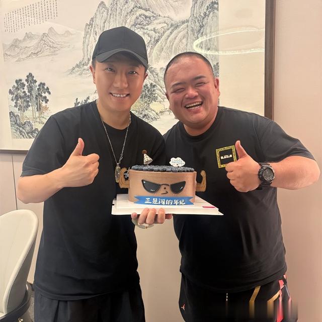 德云社张鹤擎酒店庆生,与妻子合影曝光,嫂子真漂亮,有旺夫相