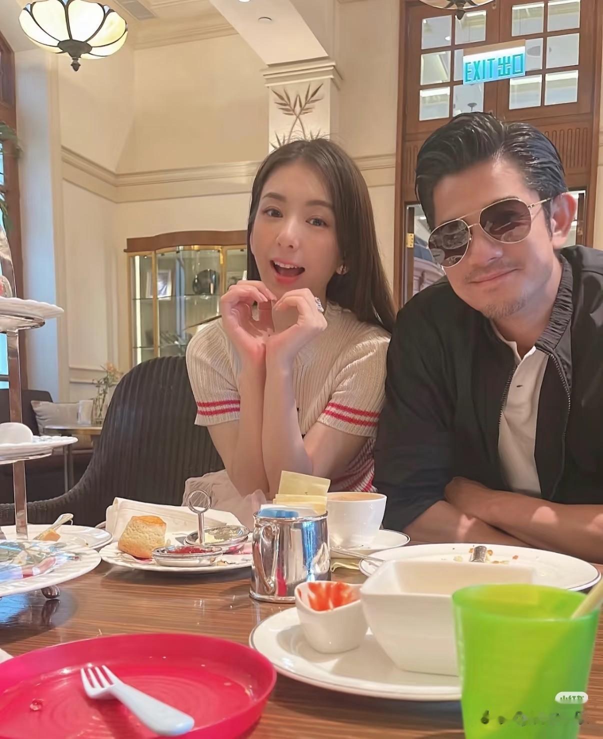 方媛趴婴儿车陪3胎女儿聊天，郭富城给老婆每餐5个菜，吃得真好！