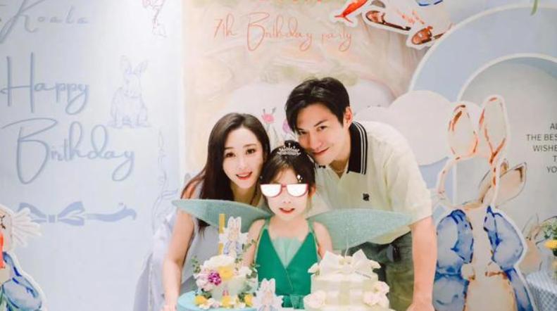 古装美男,一家三口高颜值,妻子貌美女儿可爱,幸福家庭羡煞旁人