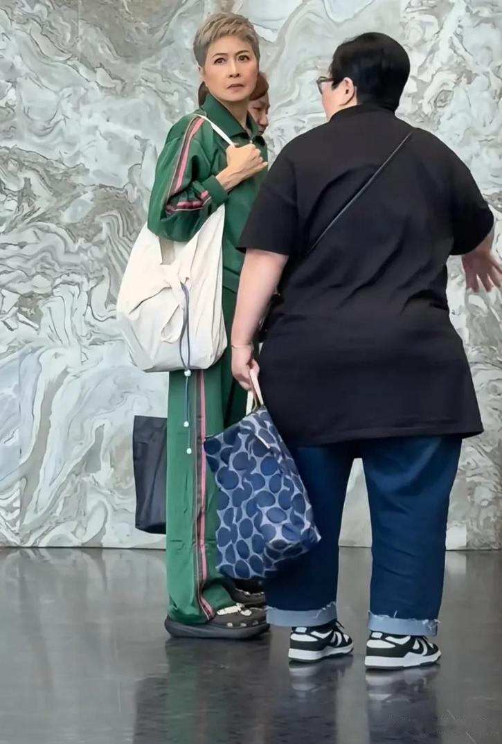 邵美琪现身珠海拍戏，剪了超短发，状态越来越好又高又靓超有气质