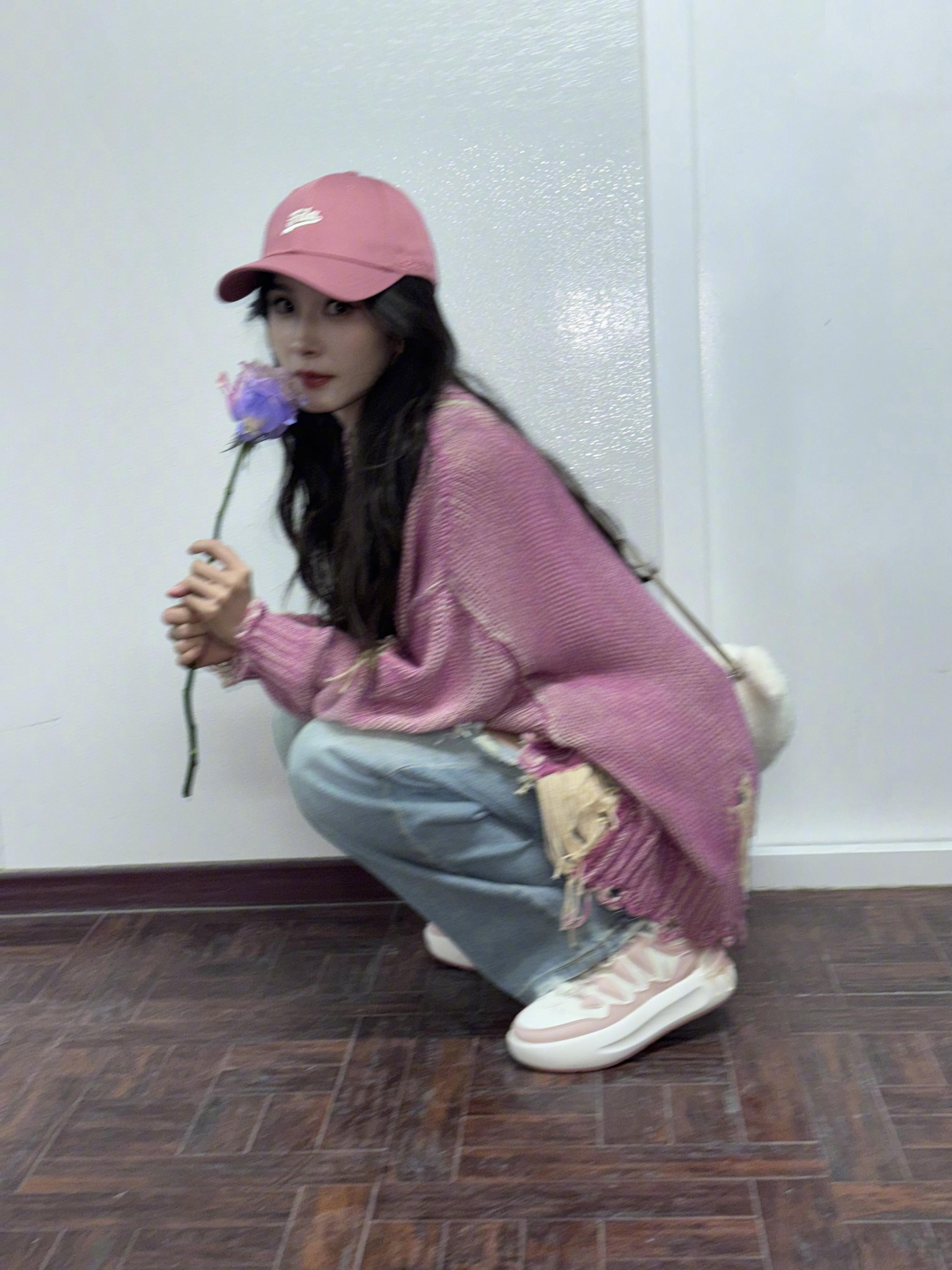 杨幂分享近照,穿粉衣粉鞋,戴粉帽拿粉花,一身粉色穿搭非常减龄