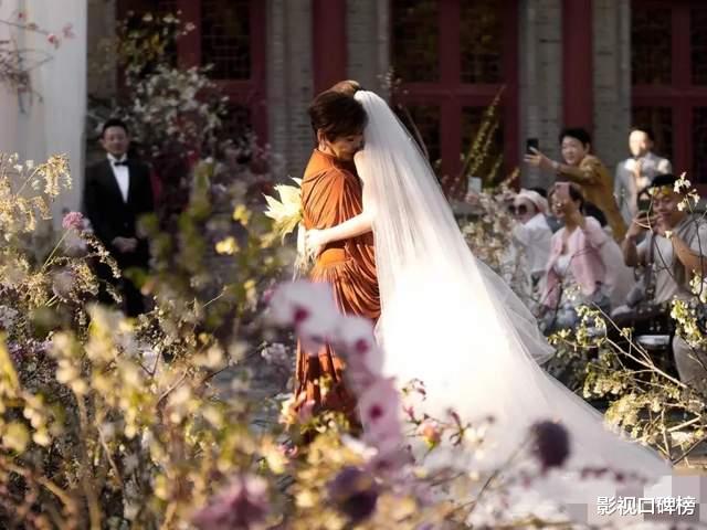 马筱梅参加时装周,穿着礼服很高雅,小腹平平,丝毫未见孕肚迹象