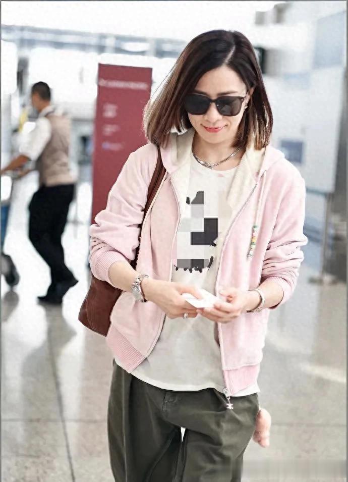 佘诗曼剪了波波头年轻20岁!穿粉色卫衣外套+阔腿裤,减龄又时髦