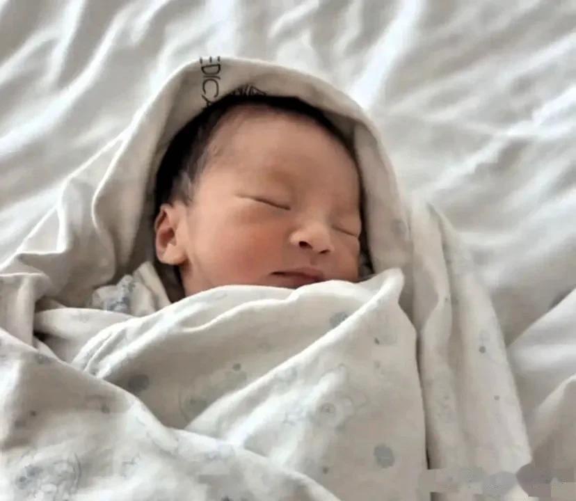 汪小菲大方晒娃，三胎儿子五官立体很帅气，马筱梅产后气色好