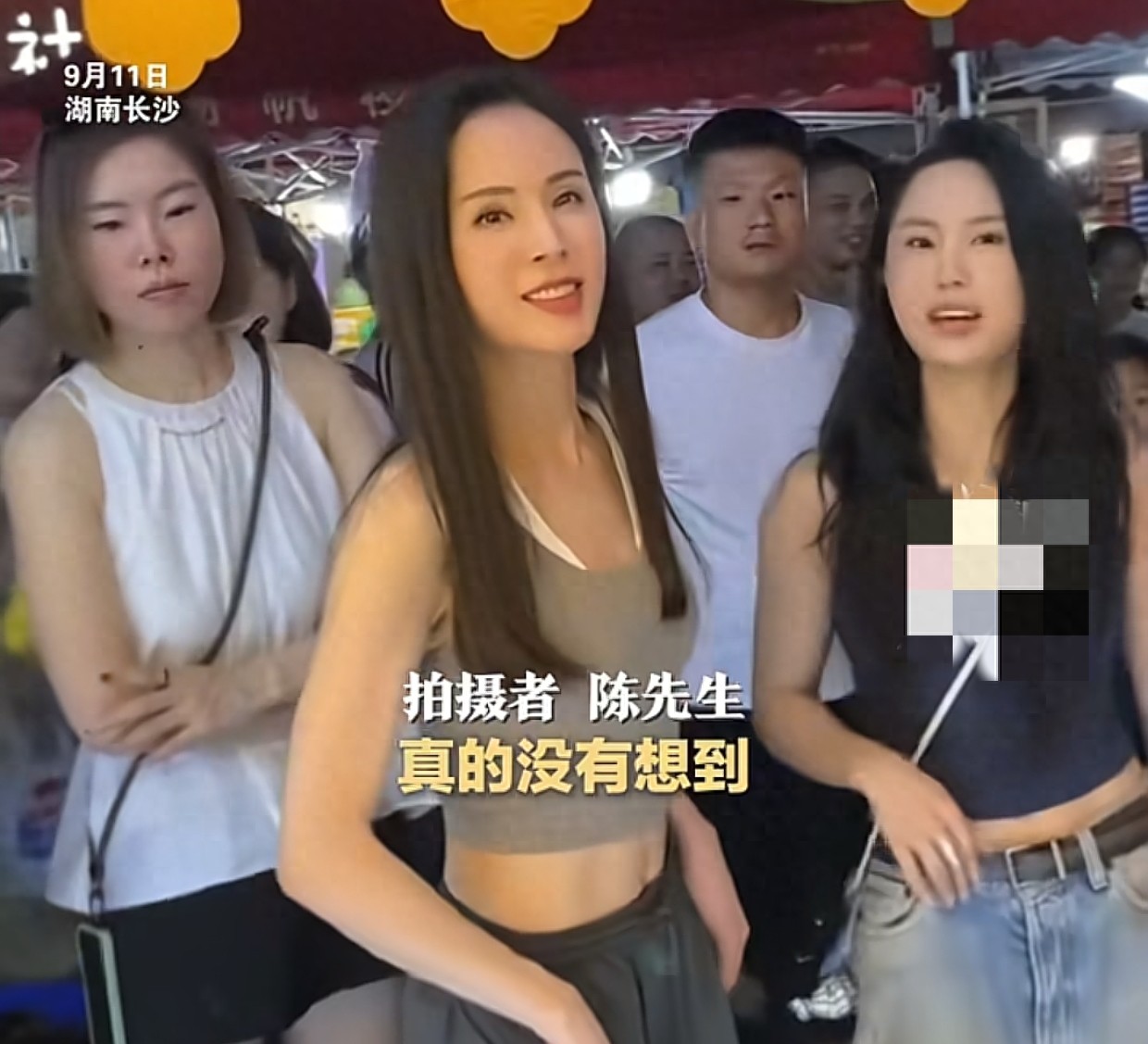 59岁李若彤逛长沙夜市,从街头吃到街尾,小腹马甲线明显,像30岁